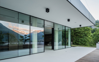 Панорамное минималистичное остекление современных домов VITROCSA